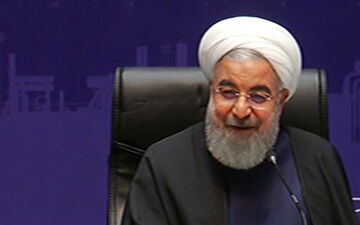 شوخی روحانی با گرفتگی صدای خود و سخنران مراسم + فیلم