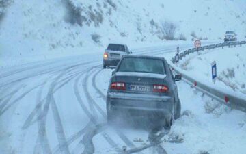 بارش شدید برف در محور هراز/ کندی در تردد خودروها
