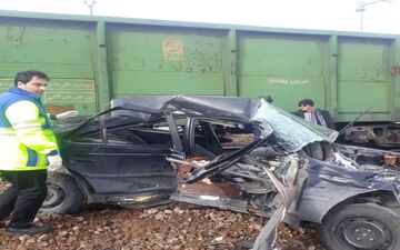 برخورد قطار با خودرو در شازند؛ یک مصدوم به بیمارستان منتقل شد
