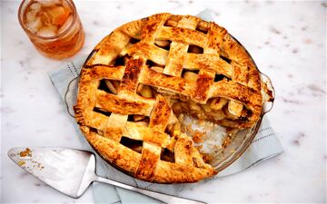طرز تهیه پای سیب خانگی؛ دسری گرم و خوشمزه