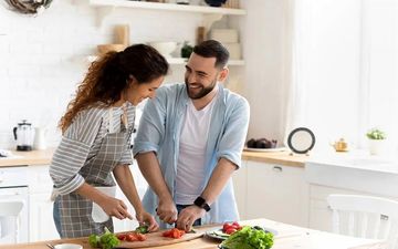 مهارت آشپزی بی‌نظیر: پخت ران 23 کیلویی گاو و 5 مرغ در یک چشم به هم زدن + ویدئو