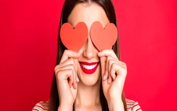 میخوای بدونی کسی پنهانی بهت علاقه داره یا نه؟ 10 نشانه داره بیا تا بهت بگم!