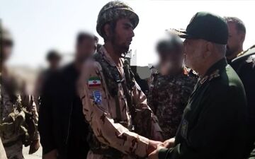 سردار سلامی از یگان‌های دریایی تنگه هرمز و جزایر خلیج‌ فارس بازدید کرد
