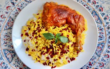 طرز تهیه چلو مرغ زعفرانی به روش رستورانی بدون رب گوجه فرنگی + نکات مهم