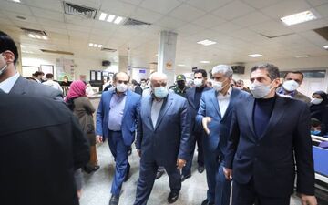 عیادت استاندار کرمانشاه از دانش آموزان حادثه دیده در تصادف ماهیدشت/ دستور فوری برای رسیدگی به وضعیت مصدومان 