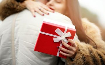 چکار کنیم شوهرمان برایمان کادو بخرد؟ترفندهای زنانه ولی عاشقانه را بدانید 