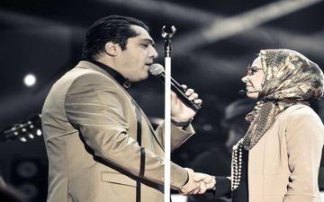 بوسه آقای خواننده بر پیشانی همسرش در کنسرت + عکس