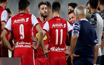 حاشیه دیدار هوادار و پرسپولیس| اقدام عجیب یک گزارشگر و واکنش بازیکنان پرسپولیس/ ایراد ناظر به سکوی ورزشگاه