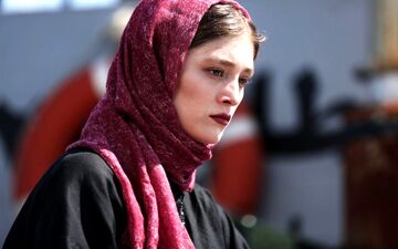 پوشش عجیب و غریب “فرشته حسینی” با لباسهای بسیار گشاد در خارج/ عکس