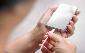 ۶ عادت اشتباه که باتری گوشی شما را خراب می‌کند