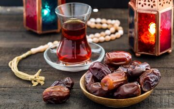 فواید افطار با آب گرم برای سلامت بدن +نوشیدنی‌های مفید دیگر برای افطار