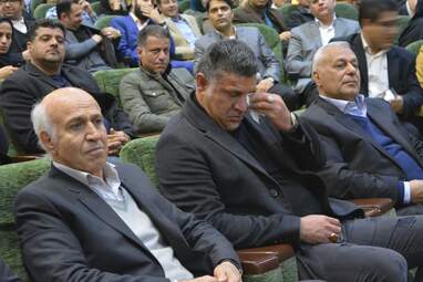 اهدای تندیس مهر حقوق بشر به علی دایی اسوره فوتبال ایران در کرمانشاه