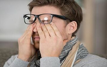 آیا خطرات مالش چشم‌ را می دانید؟