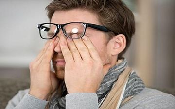 آیا خطرات مالش چشم‌ را می دانید؟