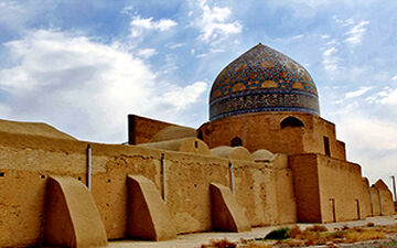 مسجدی با هزار سال قدمت و 24 محراب در ساوه + فیلم 