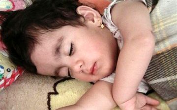  توضیحات پدر سارینا، کودکی که به خاطر سرما در منطقه زلزله‌زده کرمانشاه جان داد