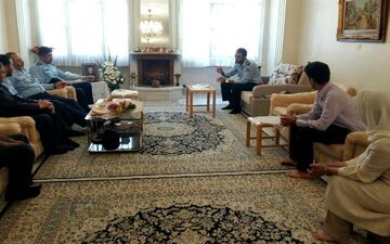  دیدار فرمانده نیروی هوایی ارتش با خانواده خلبان زرتشتی نهاجا