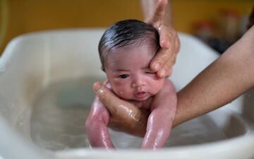 راز حمام صحیح نوزاد؛ از دمای آب تا تعداد دفعات شست‌وشو
