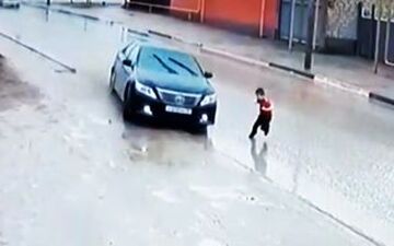 ویدیویی دلهره آور نجات کودک از زیر چرخ تریلی
