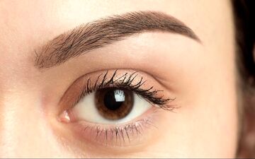  ۸ دلیل ریزش و کم‌پشت شدن مژه‌ها| چگونه از ریزش مژه‌ها جلوگیری کنیم؟
