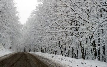 جاده‌های غربی برف‌گیر تر از شرق گیلان/تردد در محورهای کوهستانی بدون زنجیر چرخ ممنوع است
