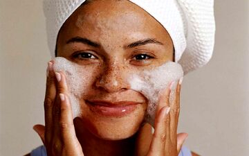 آلودگی‌های روی پوست و روش‌های اصولی تمیز کردن صورت