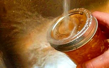 باز کردن در ظروف شیشه ای با چند روش جالب