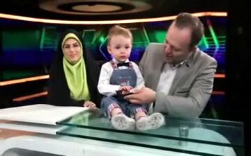 رکوعی گوینده خبر به همراه همسر و فرزندش در استودیو خبر ۲۰:۳۰ + فیلم
