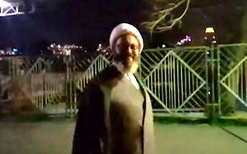 آوازخوانی یک روحانی در پشت صحنه برنامه زنده تلویزیونی + فیلم 