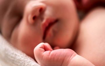  اهمیت تغذیه نوزاد با شیر مادر 