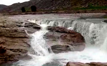 آبشار دیدنی ماهوته در آبدانان + فیلم 