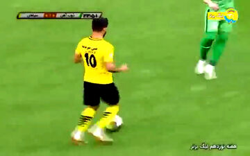 
گل اول سپاهان به ذوب آهن (شهباز زاده)