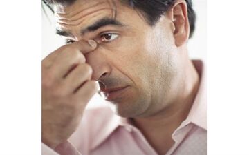 
توصیه‌های طب سنتی برای درمان مشکل خلط پشت حلق