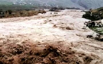 جاری‌شدن سیلاب در روستای حسینان دامغان + فیلم