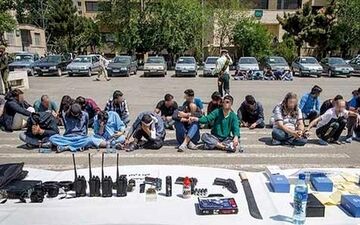 به بهانه فروش عطر سراغ طعمه می رفتم و با او مشغول صحبت می شدم