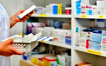 وضعیت قیمت دارو در سال آینده/ بحران نقدینگی داروخانه‌ها