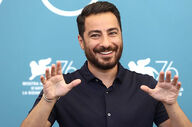 ویدئو / حواشی تازه از پوشش عجیب نوید محمدزاده در یک دورهمی هنری