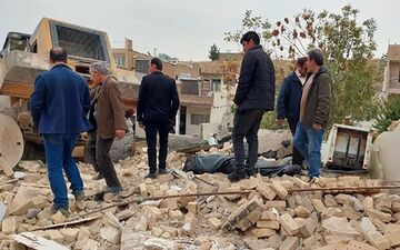 لودر ناکهان وارد یک خانه در بومهن شد ! / یک مرد را زنده به گور کرد !
