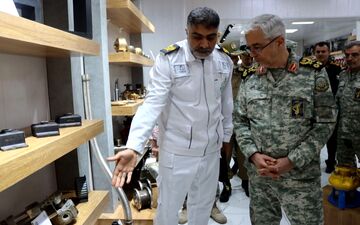 بازدید سرلشگر باقری از کارخانه‌های نیروی دریایی ارتش در بندرعباس