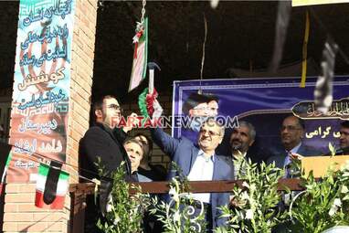 نواختن زنگ گلبانگ انقلاب توسط معاون پرورشی و فرهنگی وزارت آموزش و پرورش