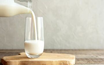 
مواد غذایی که نباید هرگز با شیر میل کنید
