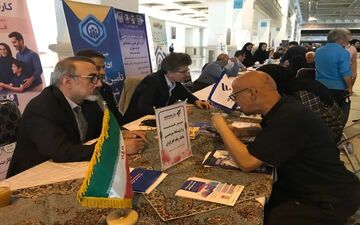 میز خدمت بانک رفاه کارگران در نماز جمعه‌ها به مناسبت هفته دولت برپا شد