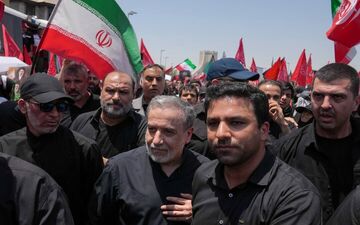 عراقچی در مراسم تشییع آقای شهید ایران حضور یافت