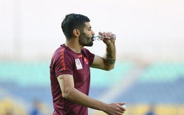 سعید آقایی در حال نوشیدن آب تهران؛موضوع که سوژه پرسپولیسی‌ها شده است!