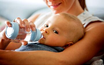 رفع تشنگی نوزادان؛ آیا میتوان به نوزاد آب جوشیده داد؟