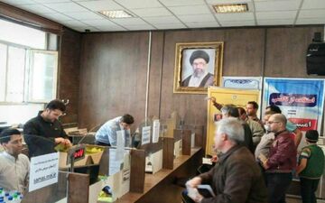 
تهیه و توزیع ماسک بین رانندگان تاکسی کرمانشاه