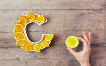 فواید ویتامین C موضعی برای سلامت پوست

