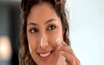 ضد آفتاب رنگی یا بی‌ رنگ: کدام یک برای شما مناسب‌تر است؟