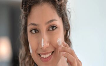 ضد آفتاب رنگی یا بی‌ رنگ: کدام یک برای شما مناسب‌تر است؟
