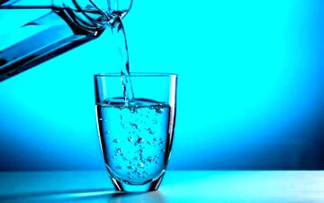 خطراتی که نوشیدن آب در این ساعت به همراه دارد